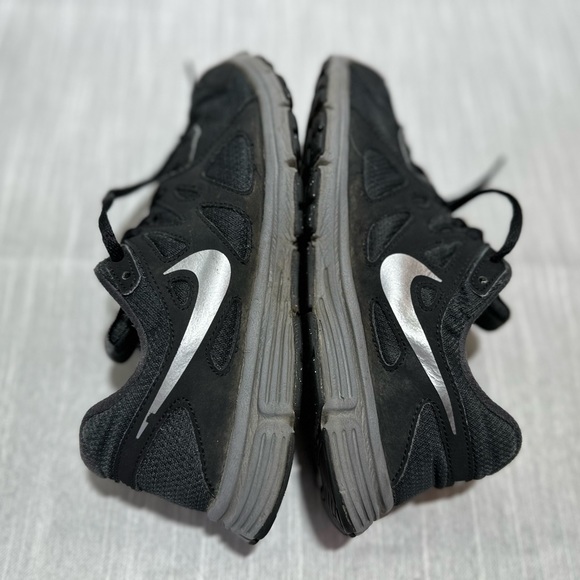 Nike Revolution 2 Sneakers, Youth size 5 - Picture 6 of 6